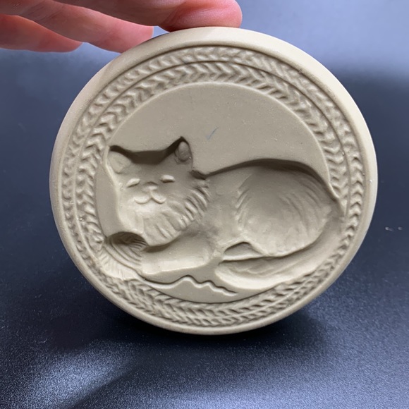 Brown Bag Cookie Stamp cat with yarn Approx 3.5” diameter stamp - Picture 5 of 8